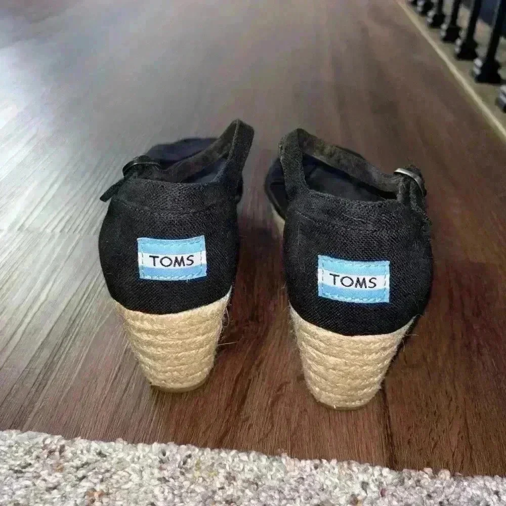 TOMS Wedges Size 8.5